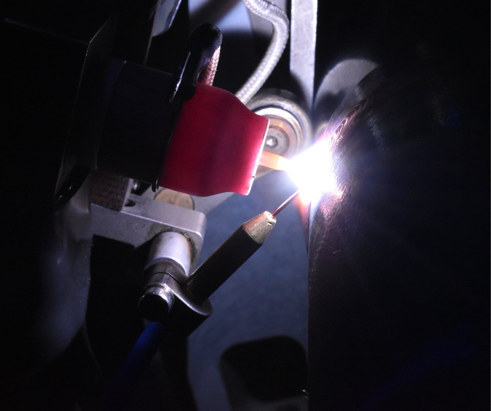 Electron flow behavior as a consequence of electrode diameter and geometry