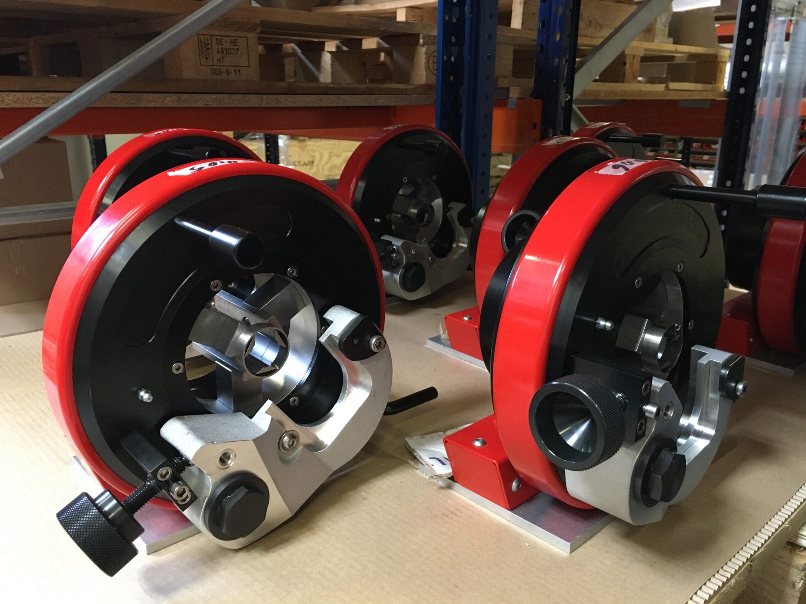 What makes accurately cutting thin tubes with small diameters possible?